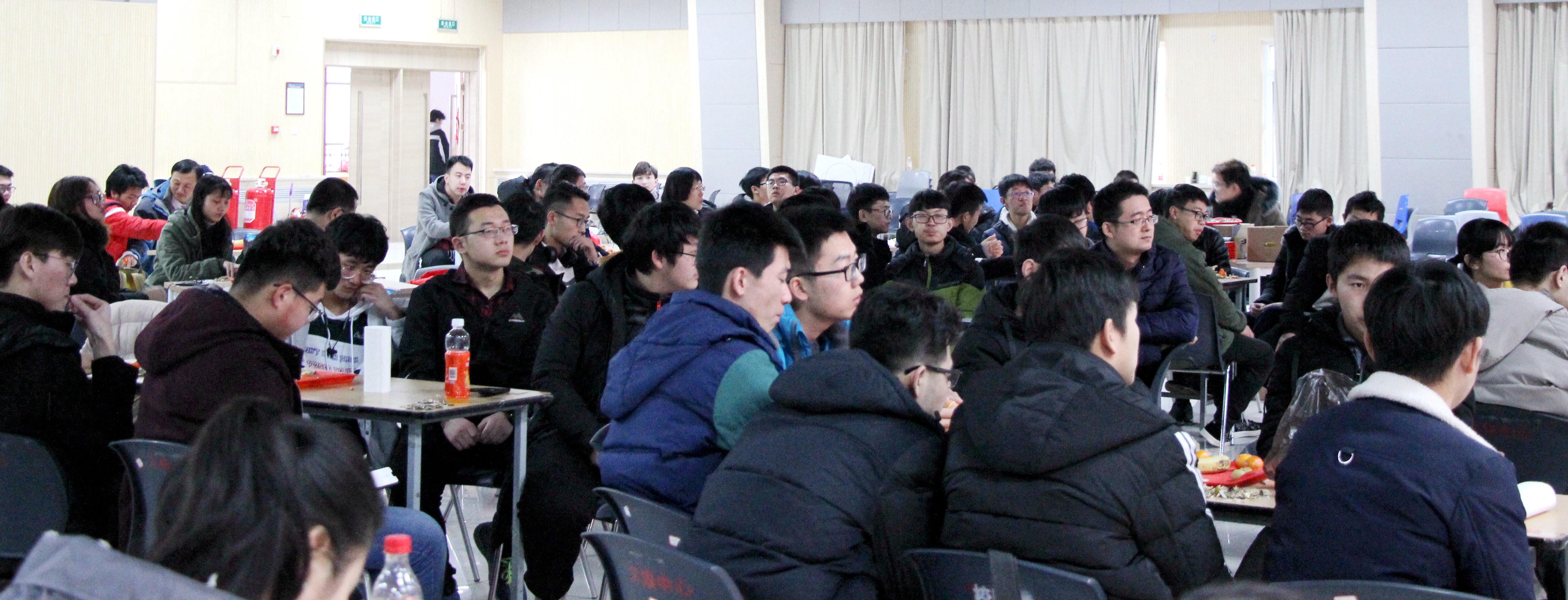 茶话会现场,周伟老师与学生在一起(谭平摄影)